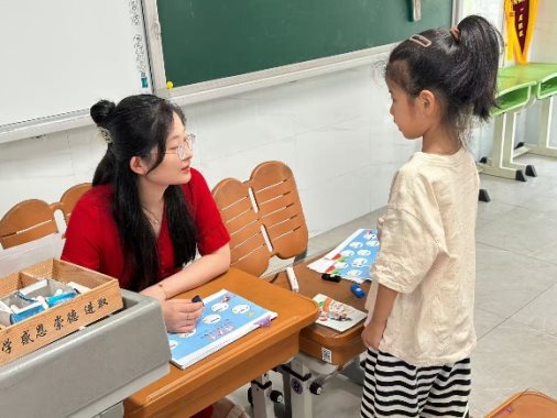 小孩们在桌子边&#xA;&#xA;中度可信度描述已自动生成