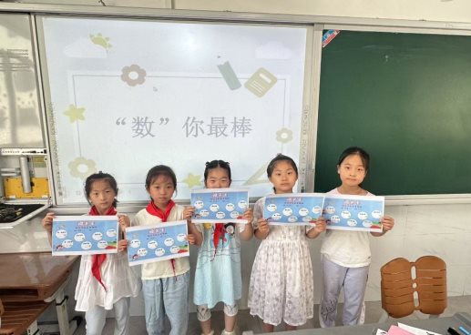 图片包含 人, 一群, 人们, 女人&#xA;&#xA;描述已自动生成